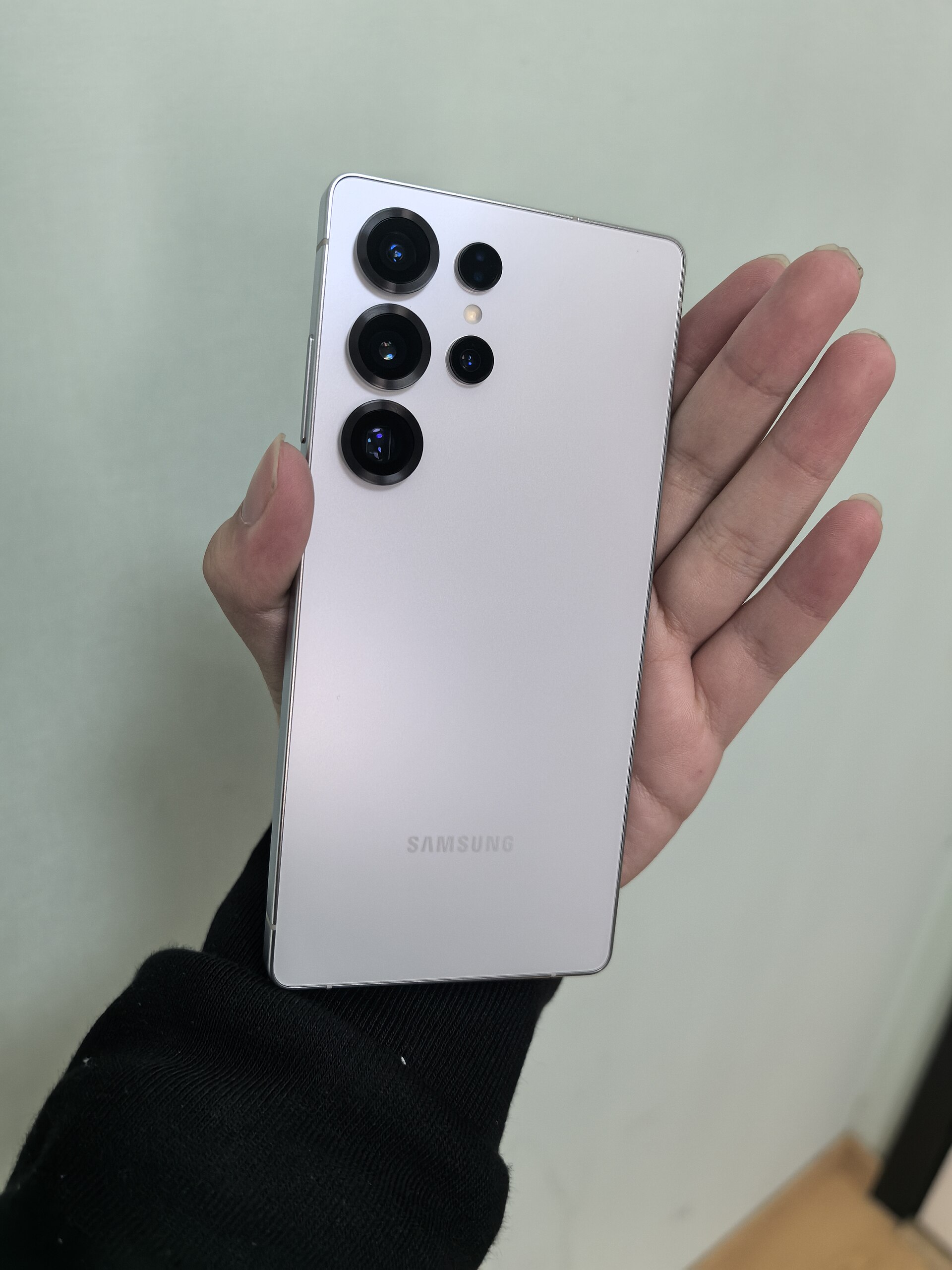 Samsung Galaxy S25 Ultra rear camera module, a phone commonly affected by Android widget bugs