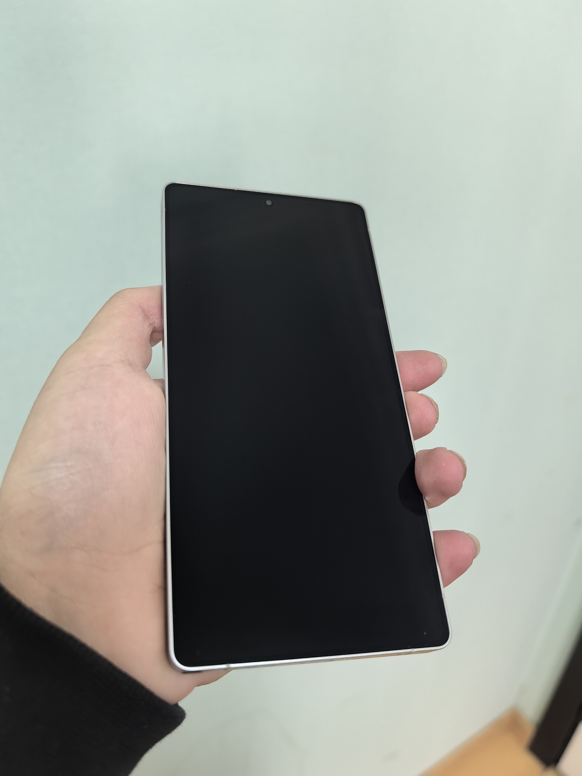 Modern Android phone screen affected by widgets resetting after restart