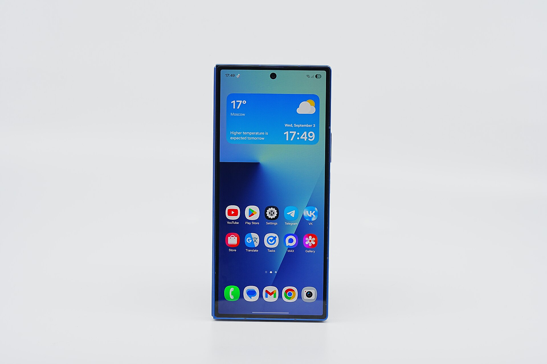 Samsung Galaxy Z Fold 7 closed, showing the cover screen